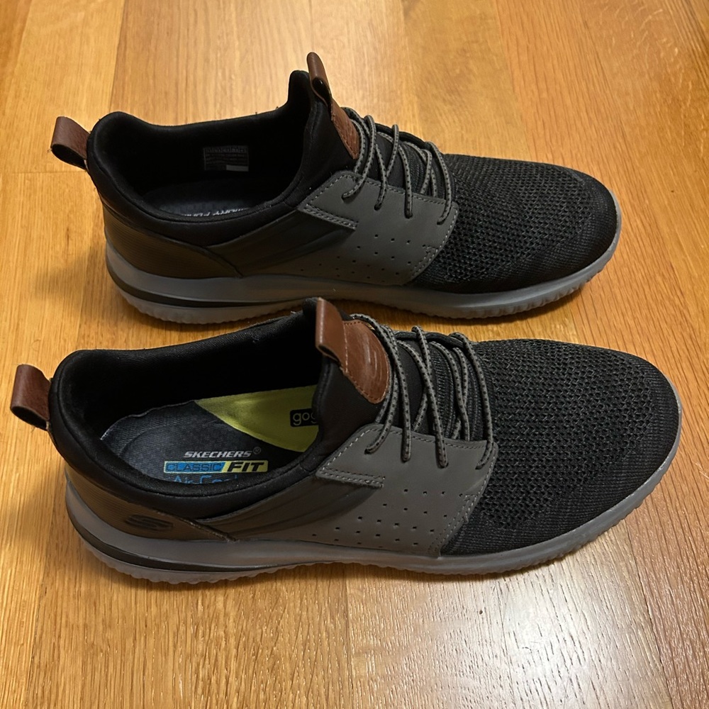 Skechers Delson 3.0 Cicada shoe in Black/Gray. Size 11.5. Excellent condition!